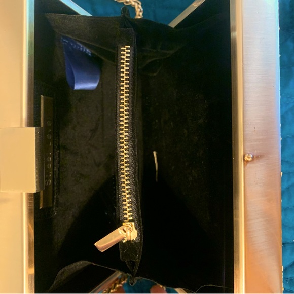 Cute, box woven straw clutch! Has detachable gold chain and perfect for summer. - Picture 4 of 4